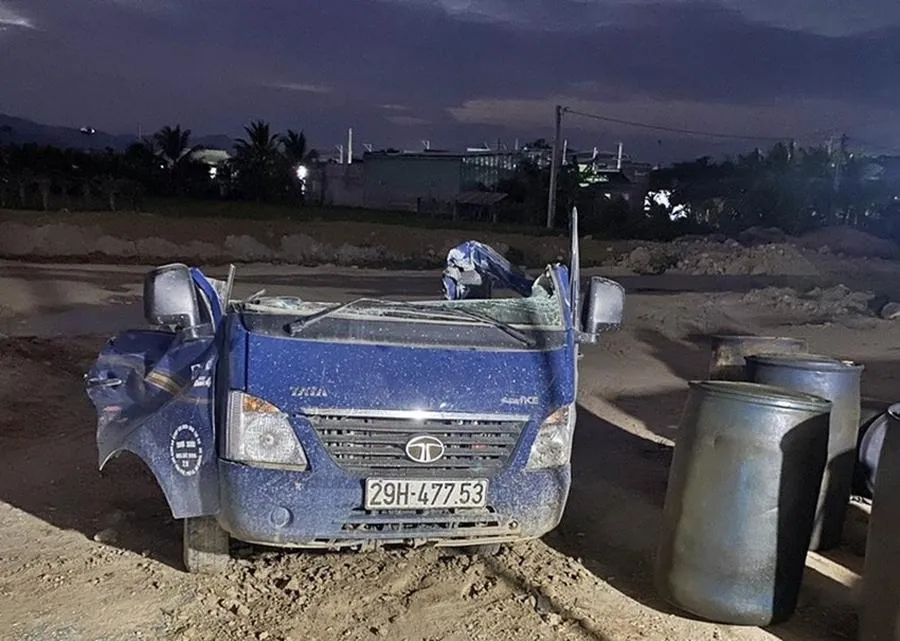 Xe tải bị đập cắt rời phần đầu. Ảnh: PĐ Xe tải bị đập cắt rời phần đầu. Ảnh: PĐ