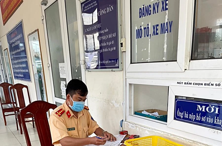 Điểm cấp biển số xe mô tô, xe máy tại Phòng CSGT. Ảnh PĐ.
