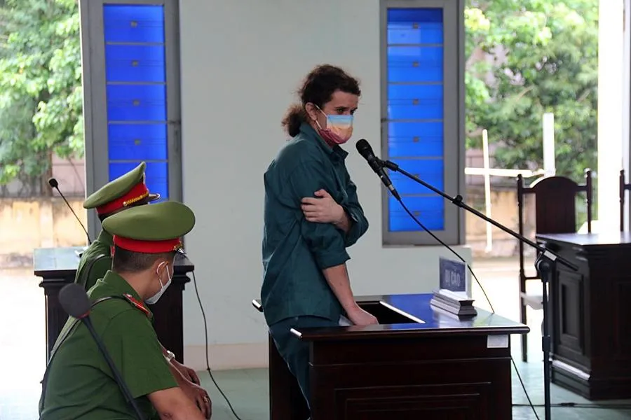 Dmitrii liên tục ôm cánh tay của mình tại tòa. Dmitrii liên tục ôm cánh tay của mình tại tòa.