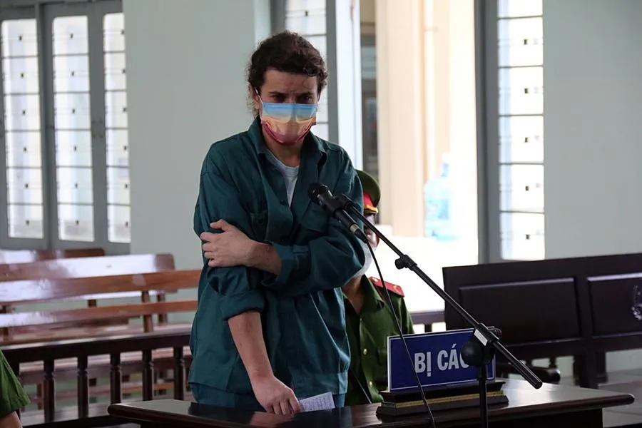 Bị cáo Dmitrii nghe tòa tuyên án. Bị cáo Dmitrii nghe tòa tuyên án.