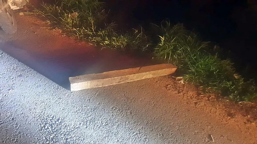 Khúc gỗ bên đường xe máy cán phải. Ảnh: PĐ Khúc gỗ bên đường xe máy cán phải. Ảnh: PĐ