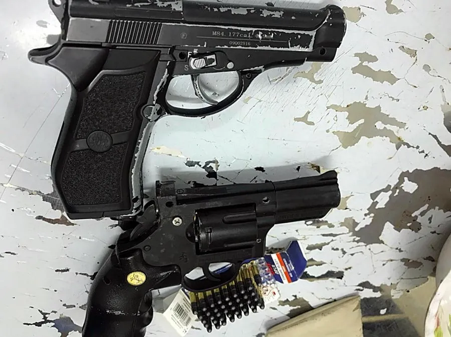 Hai khẩu súng cùng hộp tiếp đạn thu giữ. Ảnh PĐ