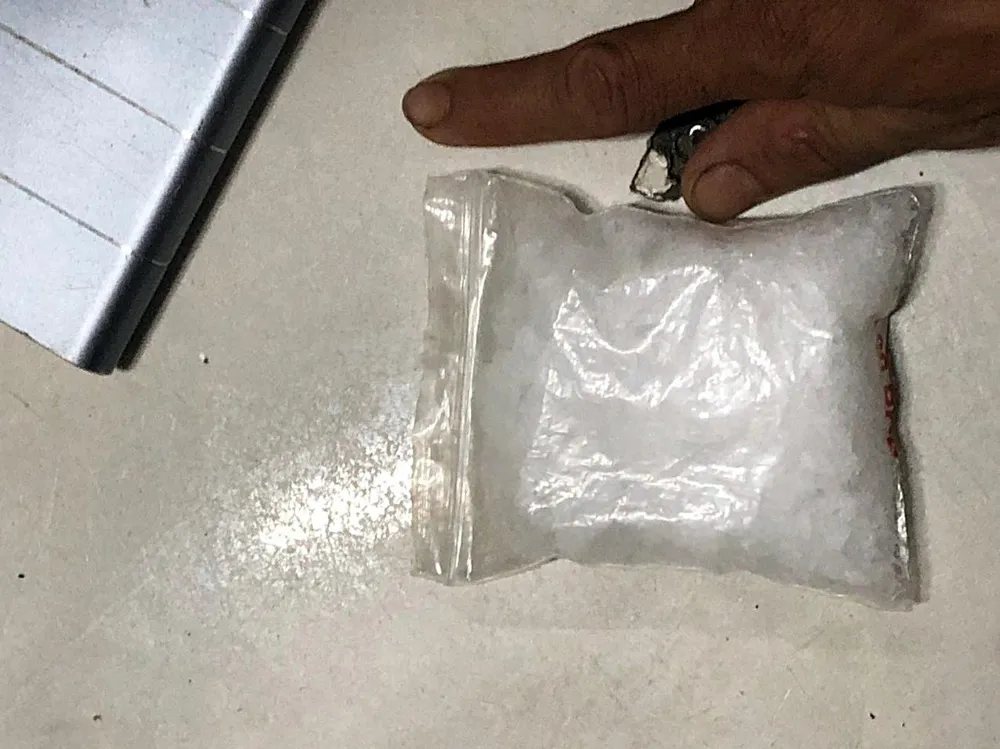 Gói nghi là ma túy đá thu giữ trong người một thanh niên. Ảnh PĐ.