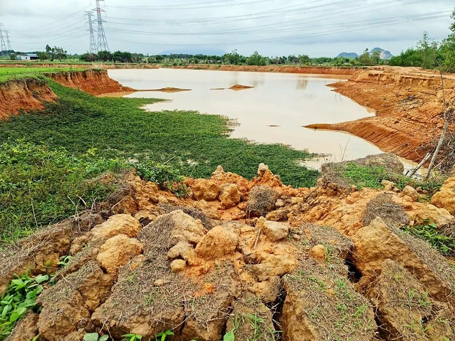 Điểm khai thác nằm sát nhà dân, sát đường đi vô cùng rủi ro. Ảnh PHÚ NHUẬN. Điểm khai thác nằm sát nhà dân, sát đường đi vô cùng rủi ro. Ảnh PHÚ NHUẬN.