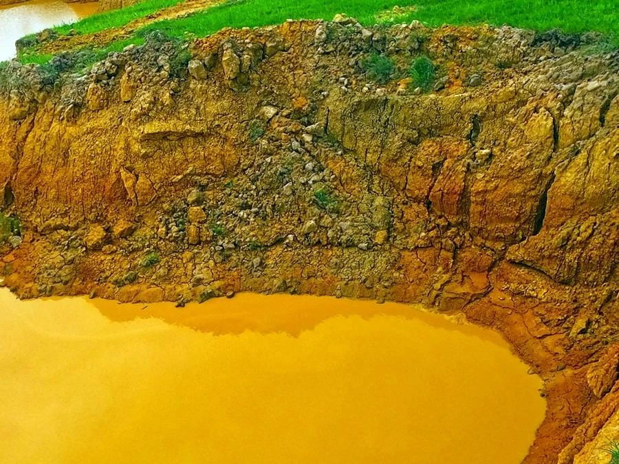 Gần 20 ha khai thác lậu với hơn 300 ngàn m3 khoáng sản bị lấy đi nhưng chỉ bị xử phạt 4 triệu đồng. Ảnh PHÚ NHUẬN. Gần 20 ha khai thác lậu với hơn 300 ngàn m3 khoáng sản bị lấy đi nhưng chỉ bị xử phạt 4 triệu đồng. Ảnh PHÚ NHUẬN.