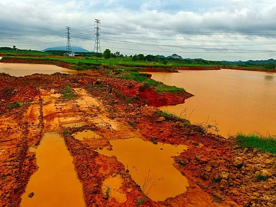 Hiện trường nham nhở khắp nơi. Ảnh PHÚ NHUẬN. Hiện trường nham nhở khắp nơi. Ảnh PHÚ NHUẬN.