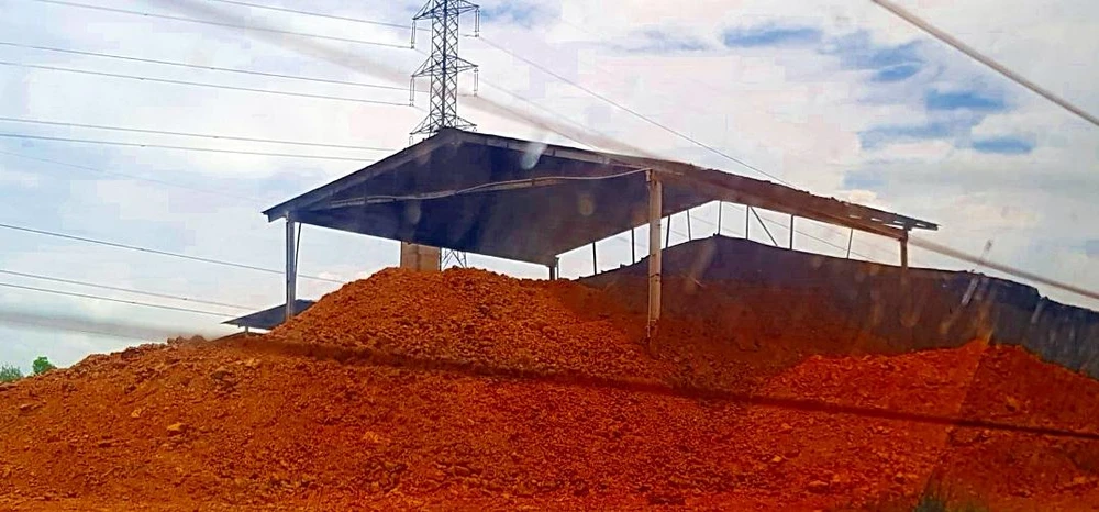 Nhiều lò gạch ngói mua thu gom đất sét chất cao như núi. Ảnh PHÚ NHUẬN. Nhiều lò gạch ngói mua thu gom đất sét chất cao như núi. Ảnh PHÚ NHUẬN.