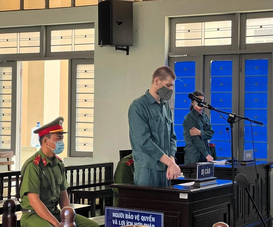 Bị cáo nghe tòa tuyên án, phía xa là bị hại. Ảnh: PĐ