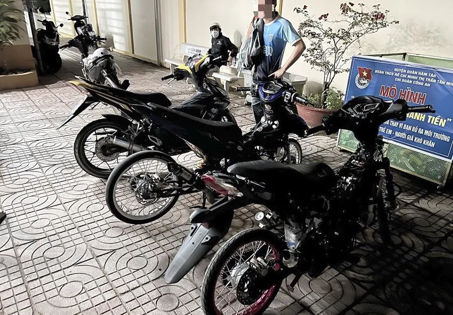 Ba mô tô bị tạm giữ. Ảnh: PĐ