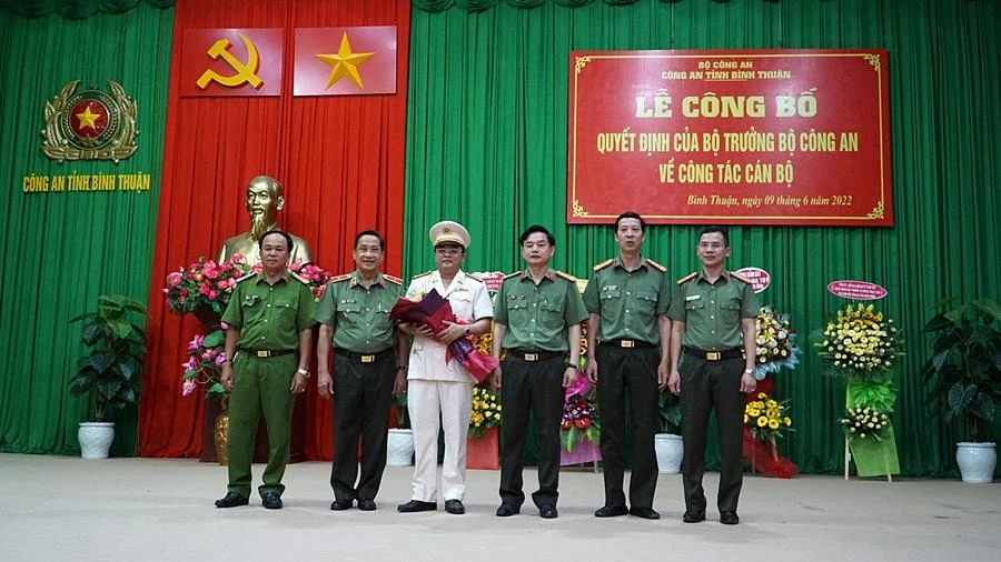Thiếu tướng Bùi Văn Quyền công bố quyết định và tặng hoa chúc mừng Thượng tá Huỳnh Ngọc Liêm. Ảnh: PĐ