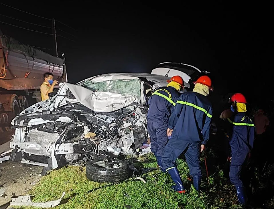 Lực lượng cứu hộ phải cắt xe để đưa thi thể ra ngoài. Ảnh: PĐ Lực lượng cứu hộ phải cắt xe để đưa thi thể ra ngoài. Ảnh: PĐ