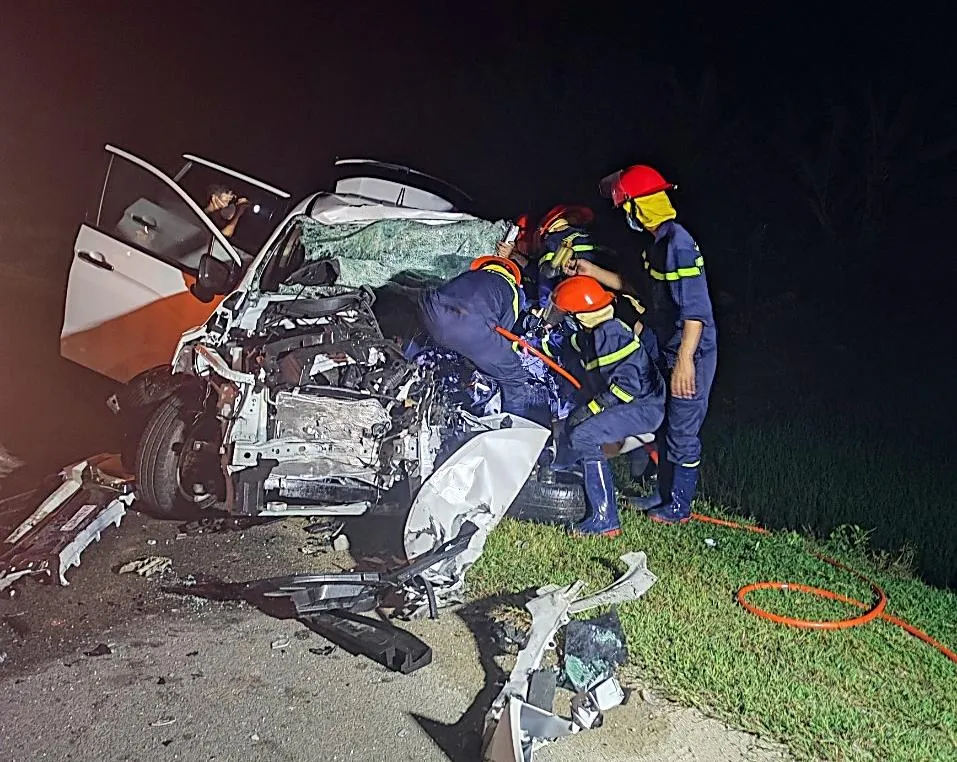 Lực lượng cứu hộ phải cắt xe để đưa thi thể ra ngoài. Ảnh: PĐ Lực lượng cứu hộ phải cắt xe để đưa thi thể ra ngoài. Ảnh: PĐ