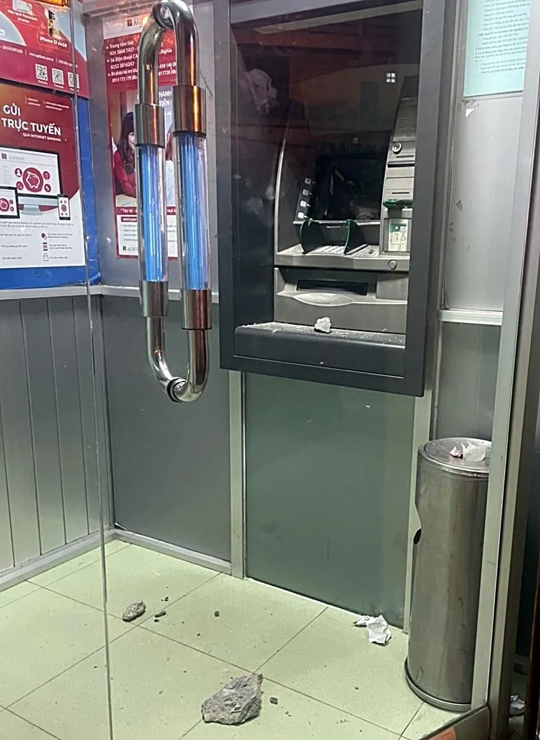 Hiện trường trụ ATM bị đập phá.