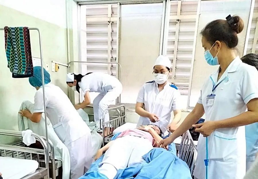 Nữ hộ sinh BTT nhập viện cấp cứu. Nữ hộ sinh BTT nhập viện cấp cứu.