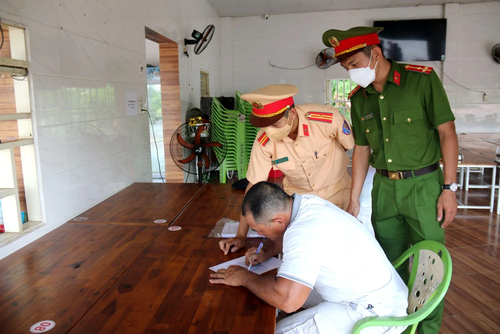 Vận động chủ các nhà hàng ký cam kết nhắc nhở khách hàng tuân thủ quy định an toàn giao thông