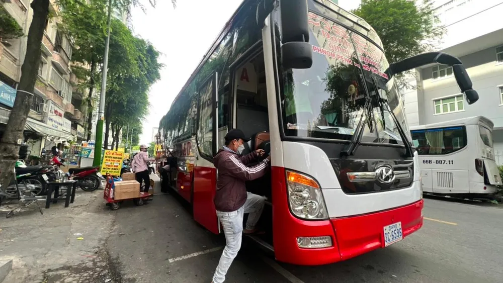 Anh Nguyễn Xuân Lụm lên xe sang Campuchia sáng 7-7. Ảnh PHONG BỤI. Anh Nguyễn Xuân Lụm lên xe sang Campuchia sáng 7-7. Ảnh PHONG BỤI.