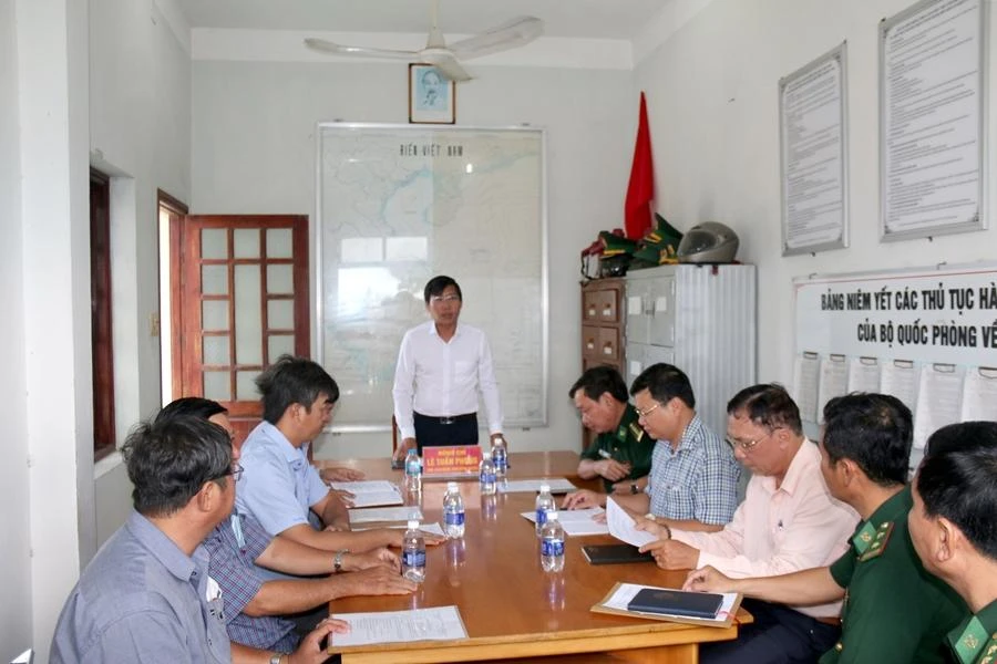 Ông Lê Tuấn Phong (đứng) đang yêu cầu tăng cường phương tiện tìm kiếm. Ảnh NT