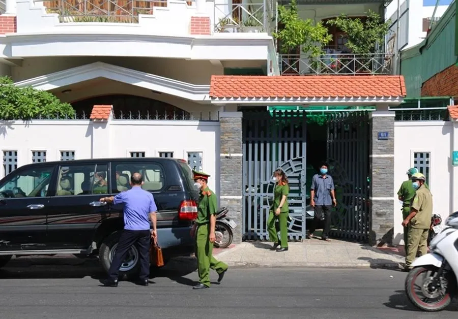 Cơ quan điều tra khám xét nhà riêng ông Lương Văn Hải, nguyên phó chủ tịch UBND tỉnh Bình Thuận. Ảnh: NT