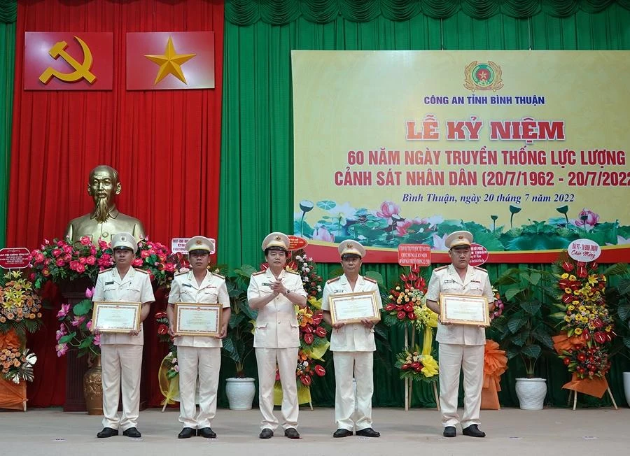 Các đơn vị và cá nhân nhận bằng khen của Bộ trưởng Bộ Công an.