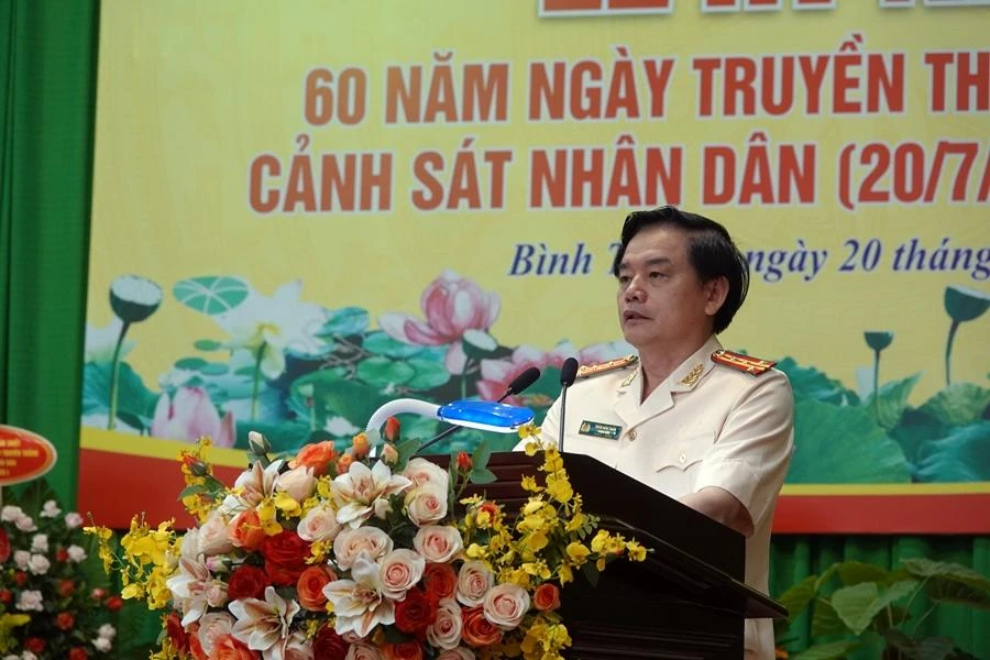 Đại tá Trần Văn Toản phát biểu tại buổi lễ. Ảnh: NY