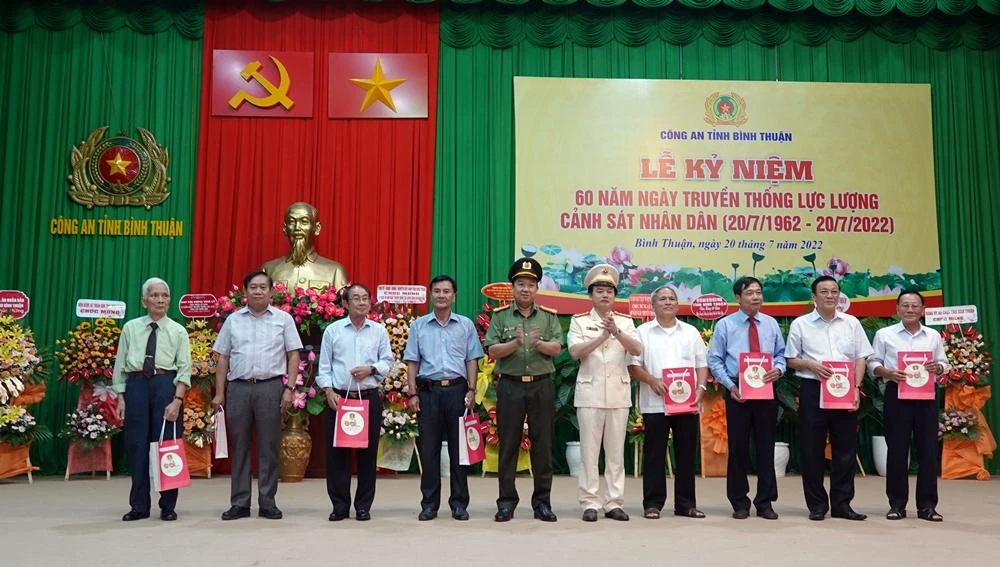 Tặng quà tri ân những sĩ quan nguyên là lãnh đạo cảnh sát Công an tỉnh.