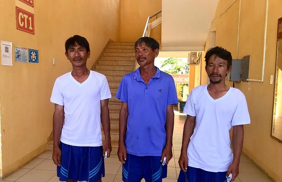 Ba thuyền viên sức khỏe tạm ổn định được đưa về với gia đình. Ảnh TT.