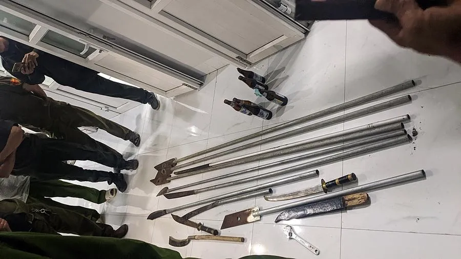 Hung khí, bom xăng bị thu giữ. Ảnh: PP Hung khí, bom xăng bị thu giữ. Ảnh: PP