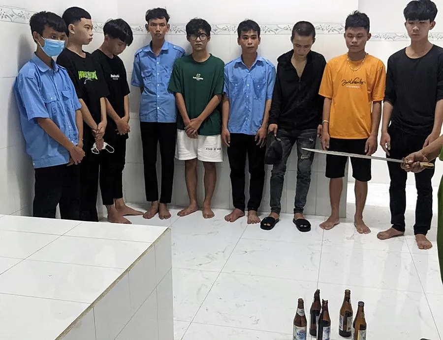 Nhóm thanh niên bị tạm giữ. Ảnh: PP Nhóm thanh niên bị tạm giữ. Ảnh: PP