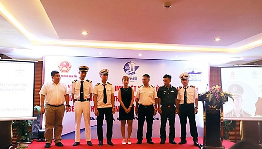 Trung úy Nguyễn Văn Hòa (thứ hai từ phải sang) người vừa được IMO vinh danh.