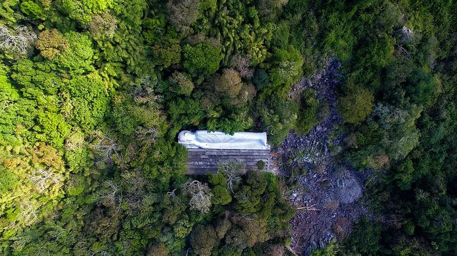 Tượng Phật Thích Ca nhập Niết Bàn trên núi Tà Cú. Ảnh HAH Tượng Phật Thích Ca nhập Niết Bàn trên núi Tà Cú. Ảnh HAH