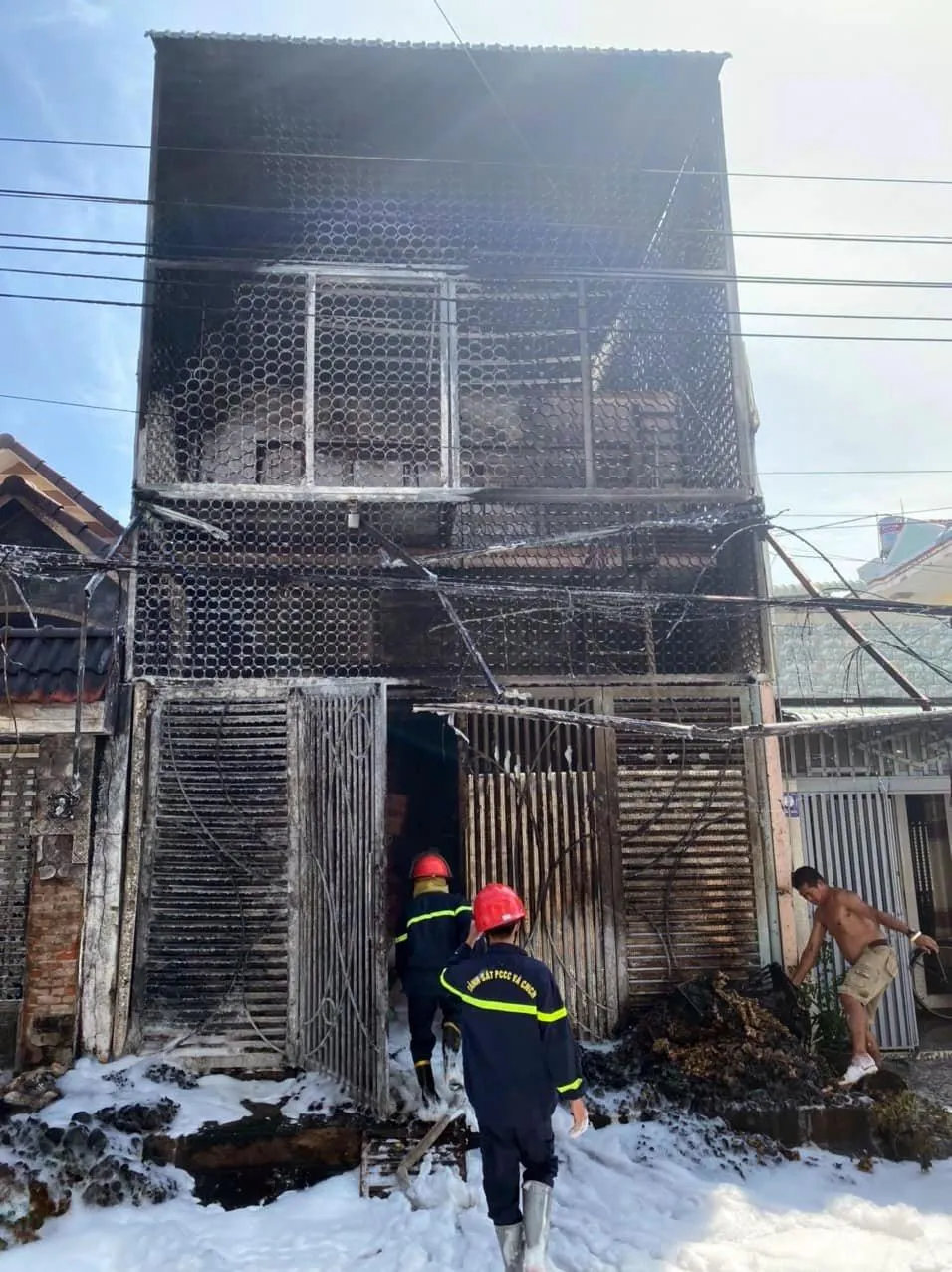 Ngọn lửa được lực lượng chức năng khống chế. Ngọn lửa được lực lượng chức năng khống chế.