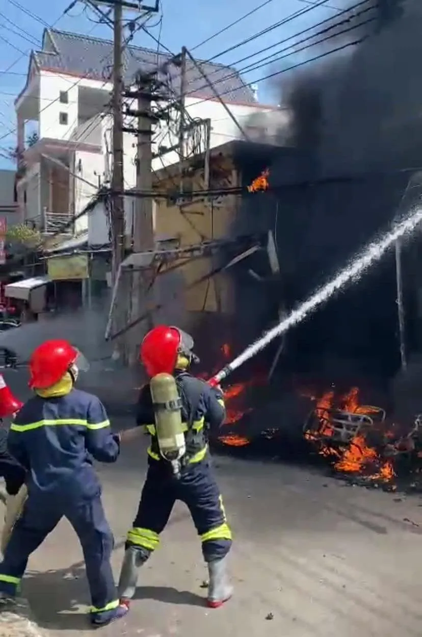 Lực lượng PCCC khống chế ngọn lửa. Ảnh PP. Lực lượng PCCC khống chế ngọn lửa. Ảnh PP.