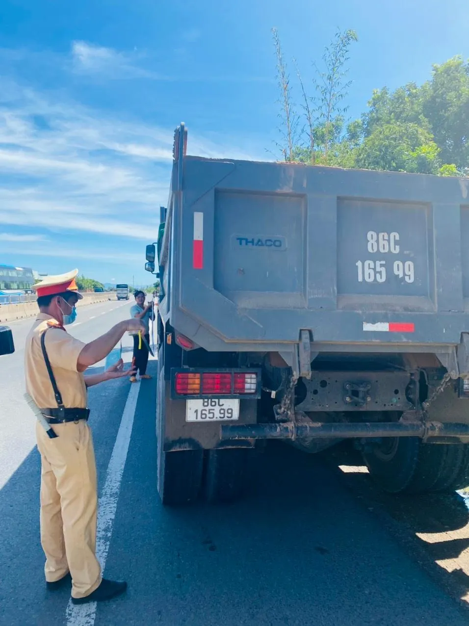 CSGT đo thùng xe. Ảnh: PĐ