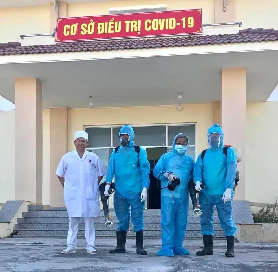 Đỗ Hữu Tuấn (thứ ba từ trái sang theo chân đội phun khử khuẩn).