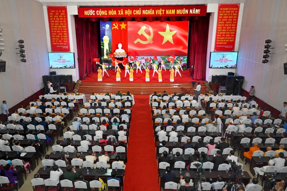 Toàn cảnh lễ kỷ niệm 30 năm tái lập tỉnh Bình Thuận. Ảnh ĐH.