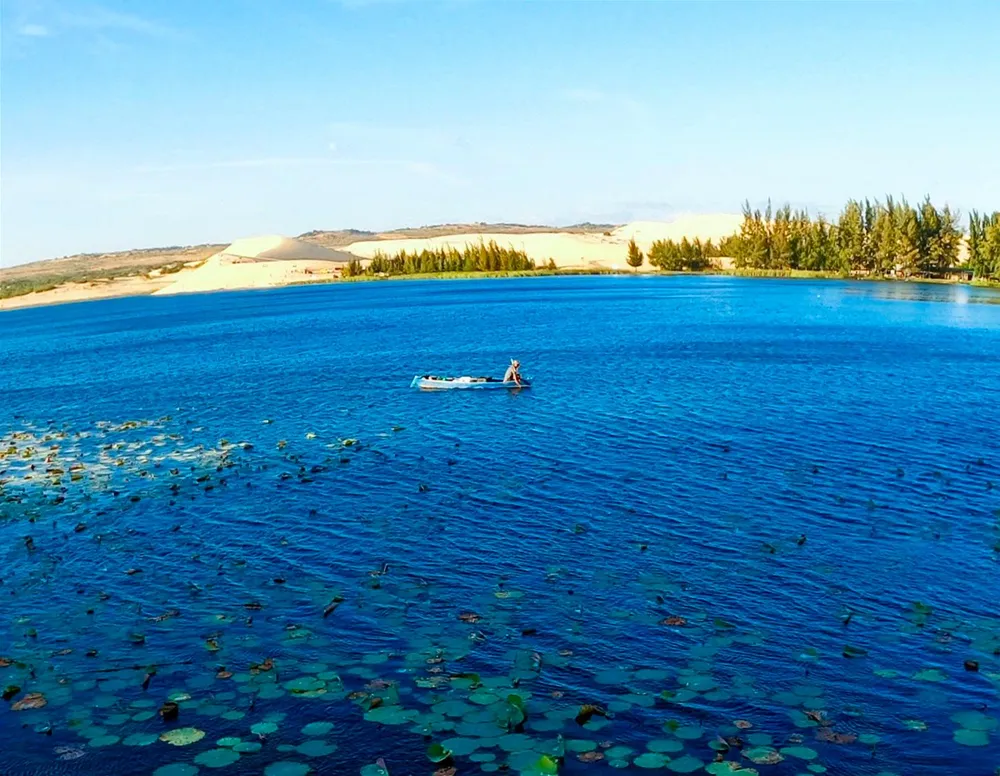 Bàu Trắng, một điểm du khách yêu thích. Ảnh PHƯƠNG NAM.