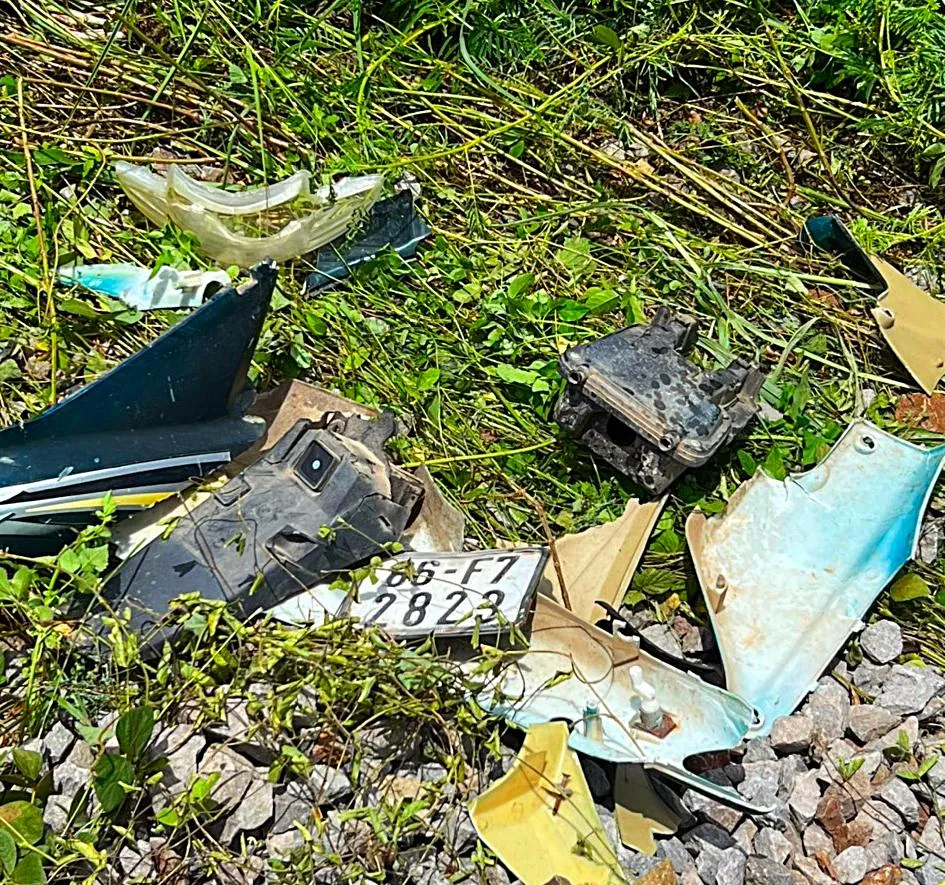 Chiếc xe mô tô vỡ vụn sau tai nạn. Ảnh: PĐ