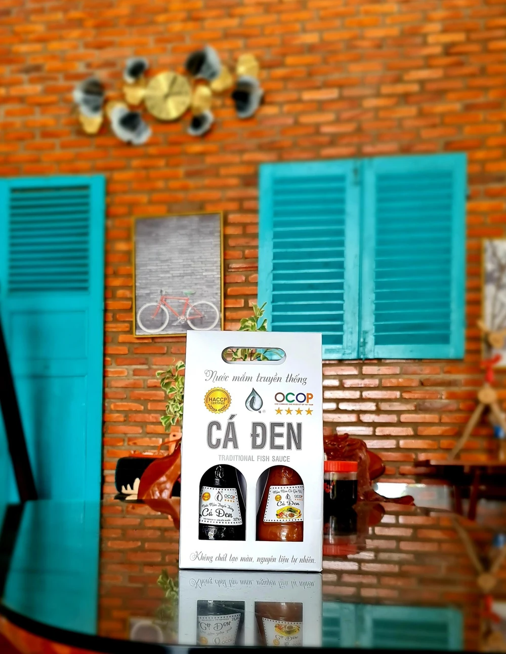 Nước mắm cá đen, một trong hai đặc sản quà tặng của Bình Thuận được công nhận. Ảnh PHƯƠNG NAM