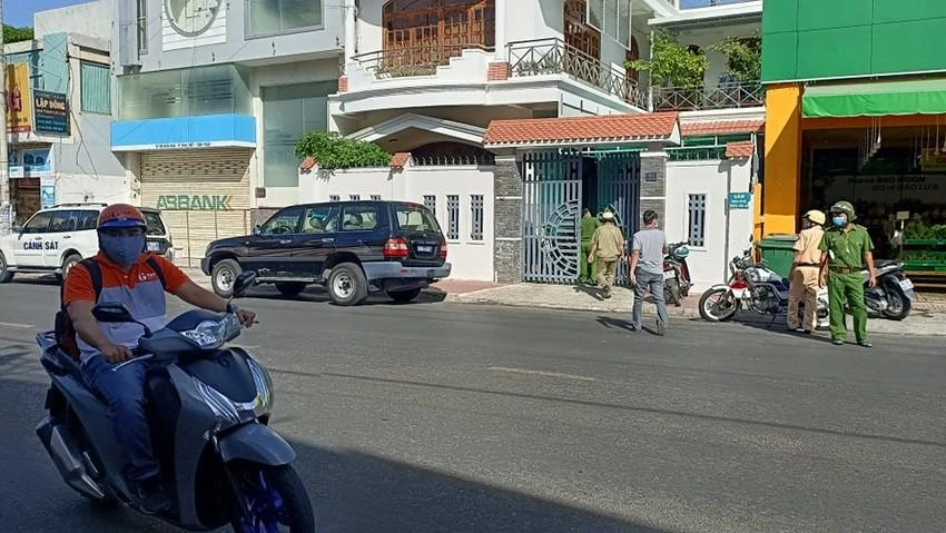 Khám xét nhà riêng ông Lương Văn Hải, nguyên Phó Chủ tịch thường trực UBND tỉnh Bình Thuận. Ảnh PĐ.