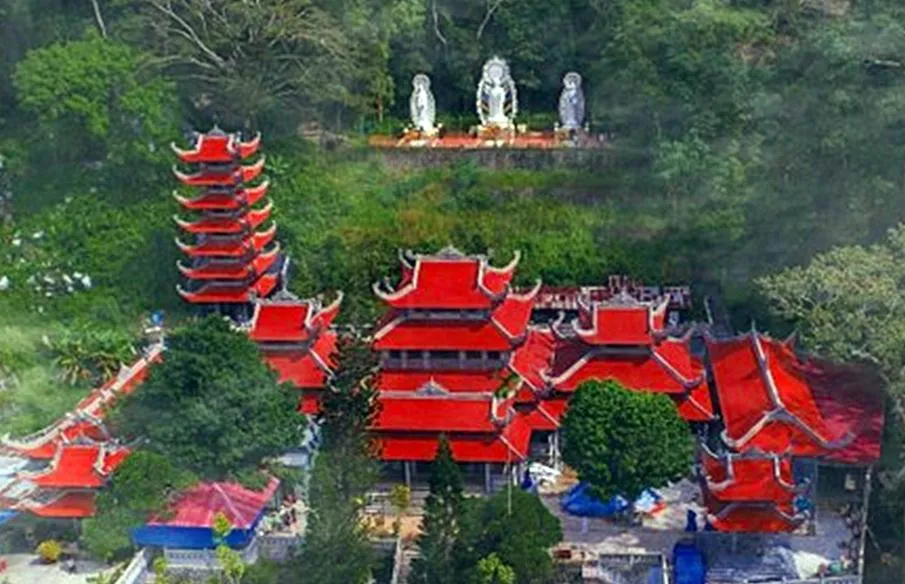 Ba tượng Phật nhìn từ trên cao. Ba tượng Phật nhìn từ trên cao.