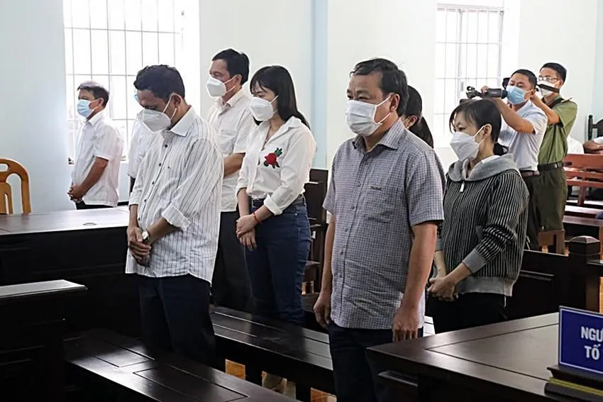 Các bị cáo tại phiên tòa sơ thẩm.