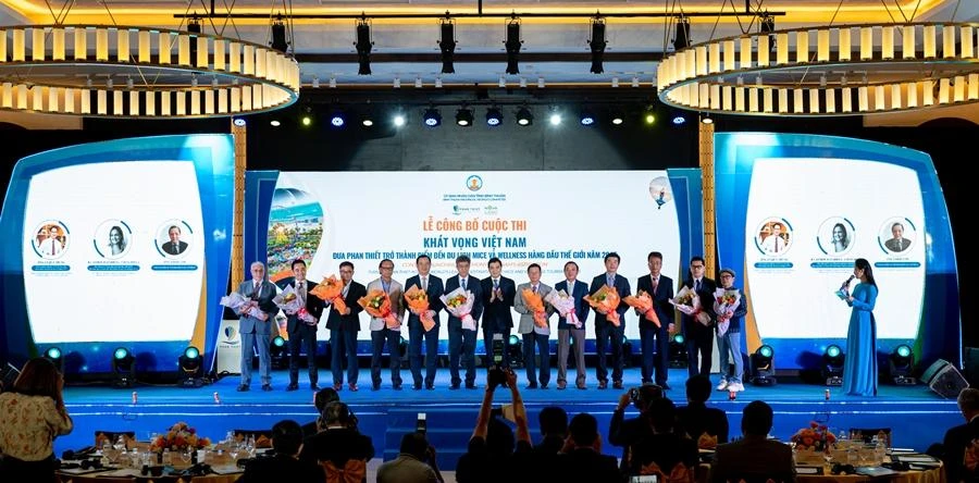 Giới thiệu, tặng hoa các đại biểu tham dự lễ công bố.