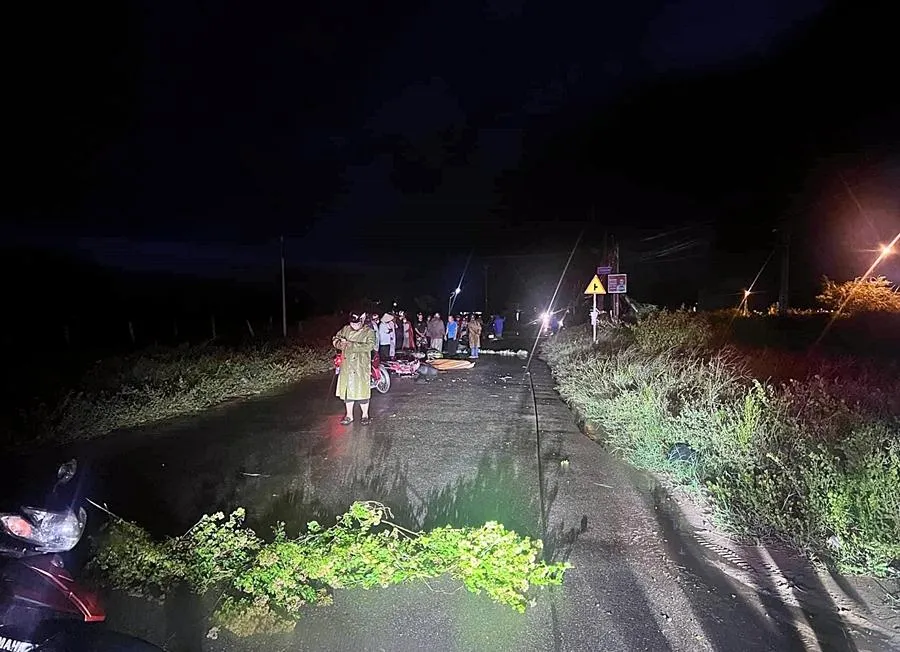 Hiện trường vụ tai nạn khi 2 xe máy đối đầu làm một người chết, một người bị thương đêm 17-9. Ảnh PĐ