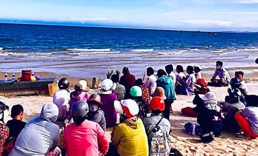 Gia đình 6 nạn nhân tử vong tổ chức lễ cầu siêu cho các nạn nhân. Ảnh: PAD