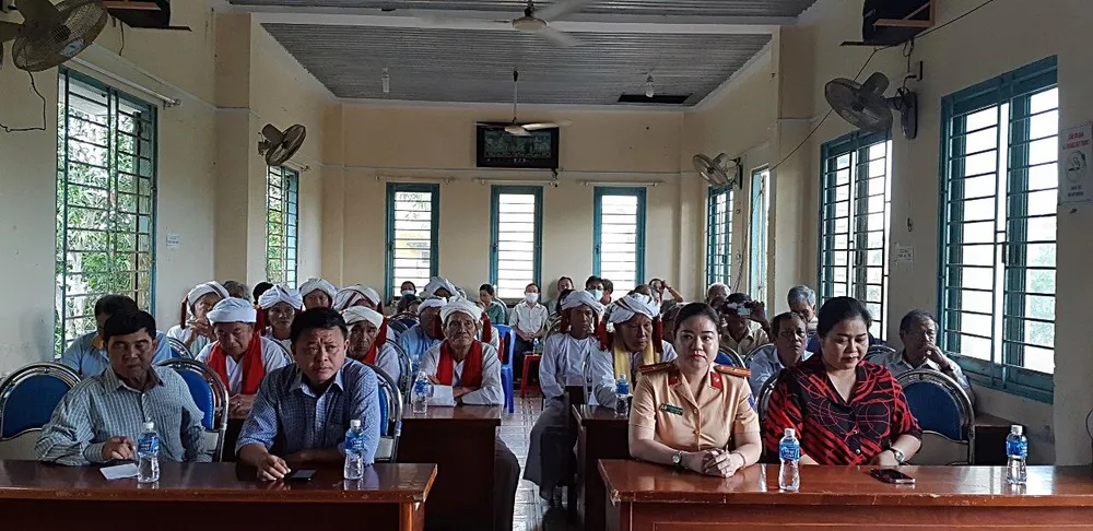 CSGT tuyên tuyền an toàn giao thông với đồng bào Chăm. Ảnh NL