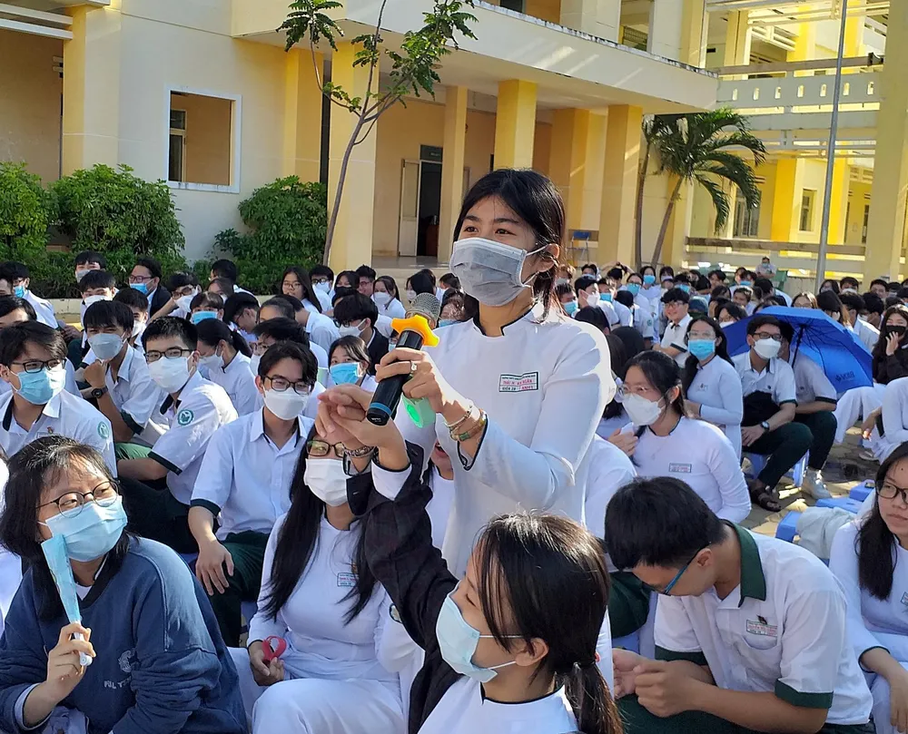 Một học sinh Trường ChuyênTrần Hưng Đạo trả lời câu hỏi. Ảnh: NL