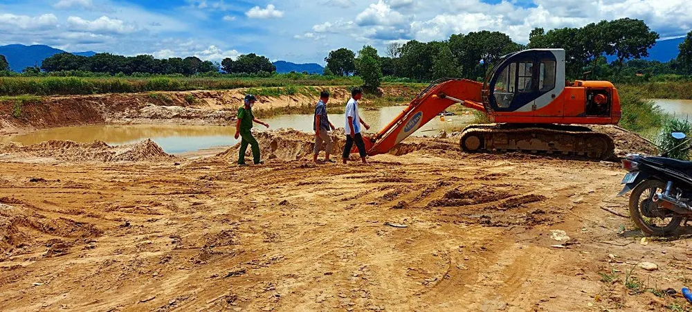 Lực lượng chức năng huyện Tánh Linh kiểm tra một điểm khai thác cát trái phép. Ảnh PĐ