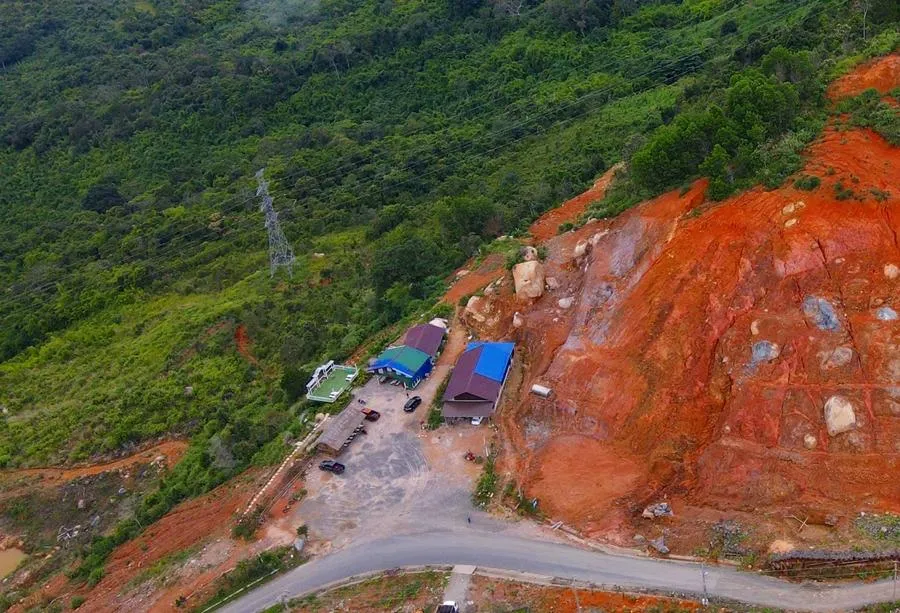 Các công trình này xây dựng bên vực núi vô cùng nguy hiểm. Ảnh AK.