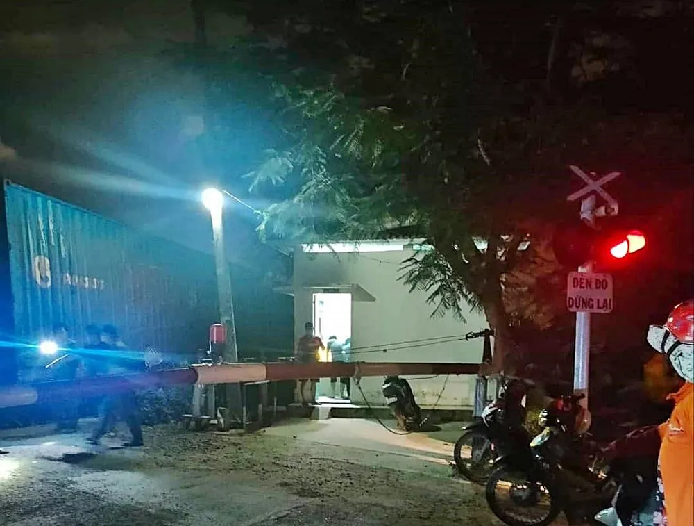 Thời điểm xảy ra tai nạn, barie đã hạ xuống và đèn đỏ yêu cầu dừng lại đã bật sáng. Ảnh KK. Thời điểm xảy ra tai nạn, barie đã hạ xuống và đèn đỏ yêu cầu dừng lại đã bật sáng. Ảnh KK.