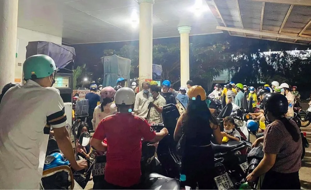 Bà con trên đảo tranh thủ dắt xe máy đi đổ xăng sau nhiều ngày &quot;đắp chiếu&quot;. Ảnh MV